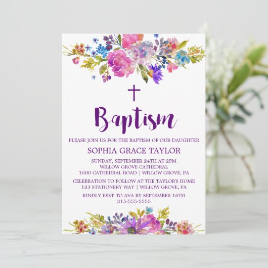 Invitation Plum violet rose et fleurs bleues Baptême (Debout devant)