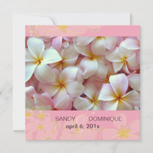 Invitation Plumerias sur arrière - plan rose