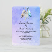 Invitation Plumes d'aquarelle sur mariage violet bleuâtre (Debout devant)
