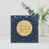 Invitation Points Confetti brillants bleu marine et or modern (Debout devant)