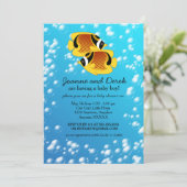 Invitation Poisson-papillon Raccoon dans une Baby Shower Eau  (Debout devant)