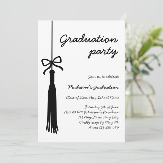 Invitation Police manuscrite Coquette Bow 2025 Graduation (Debout devant)