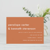 Invitation Police simple moderne Boho Burning Orange Mariage (Debout devant)