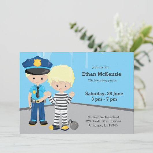 Invitation Policier mignon (Debout devant)