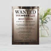 Invitation Policier recherché pour l'anniversaire d'un homme, (Debout devant)