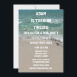 Invitation Pool Party 12ème Douzième Anniversaire Cool Beach<br><div class="desc">Imprimé avec l'image arrière - plan de l'arrière - plan d'eau artistique et des modèles de texte personnalisés que vous pouvez modifier et customiser! Vous pouvez aussi changer le modèle d'âge si vous voulez célébrer un autre anniversaire d'âge!</div>
