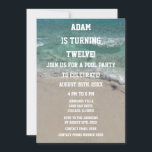 Invitation Pool Party 12ème Douzième Anniversaire Cool Beach<br><div class="desc">Imprimé avec l'image arrière - plan de l'arrière - plan d'eau artistique et des modèles de texte personnalisés que vous pouvez modifier et customiser! Vous pouvez aussi changer le modèle d'âge si vous voulez célébrer un autre anniversaire d'âge!</div>