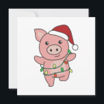 Invitation Porc Noël Animaux d'hiver Porcs<br><div class="desc">Le cochon à Noël avec des lumières de fée. Drôles d'animaux avec des cadeaux et de la neige pour les vacances. Un doux salut de Noël. Les cochons sont des animaux mignons et parfaits pour Noël.</div>