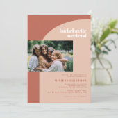 Invitation Poser en terre cuite arche Bachelorette week-end p (Debout devant)