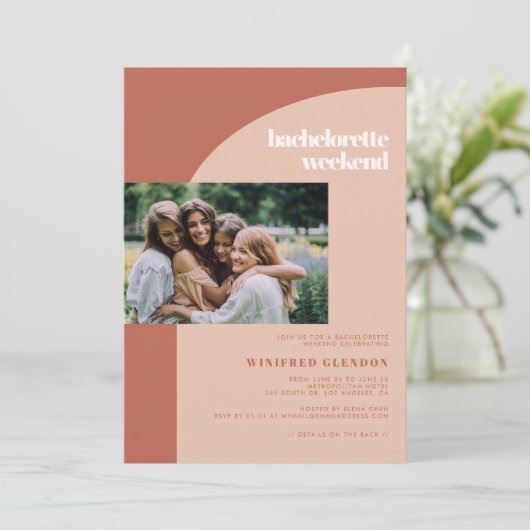 Invitation Poser en terre cuite arche Bachelorette week-end p (Debout devant)