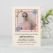 Invitation pour 15 ans Retro Groovy Fleurs Bleues  (Debout devant)