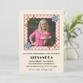 Invitation pour 70e anniversaire Rétro Groovy Fleu (Debout devant)