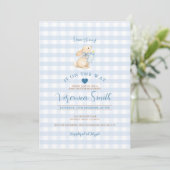 Invitation pour Baby Shower Lapin Gingham Bleu Béb (Debout devant)