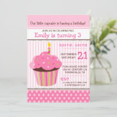 Invitation pour fête d'anniversaire rose Cupcake (Debout devant)