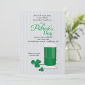 Invitation pour la Saint-Patrick avec une tasse de (Debout devant)