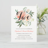 Invitation pour les 2 ans avec fleurs rose pêche (Debout devant)
