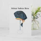 Invitation pour un défilé de mode avec un chapeau  (Debout devant)