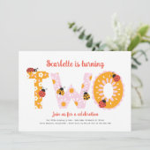 Invitation pour un deuxième anniversaire, fleurs c (Debout devant)