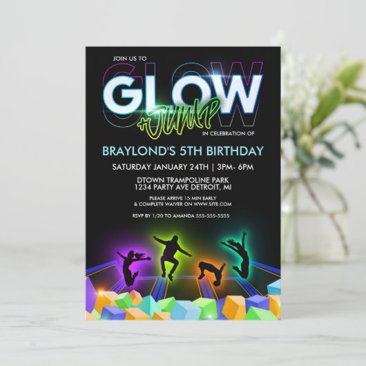 Invitation pour une fête au Glow Trampoline Park (Debout devant)