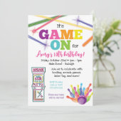 Invitation pour une soirée bowling Game On Arcade (Debout devant)