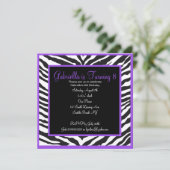 Invitation pourpre d'anniversaire d'impression de (Debout devant)