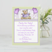 Invitation pourpre d'anniversaire d'ours mignon (Debout devant)