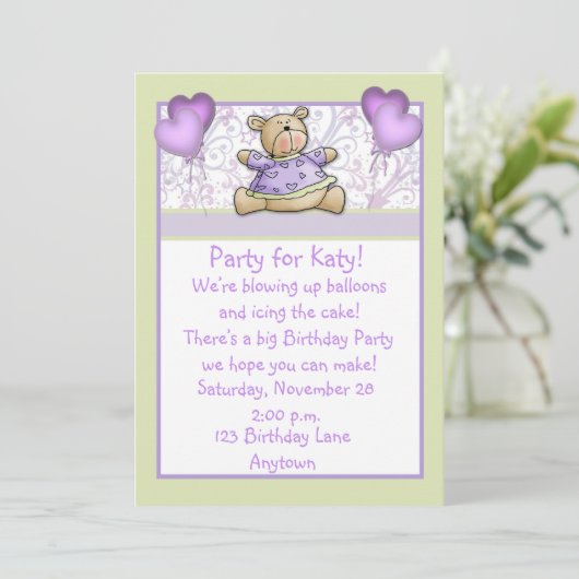 Invitation pourpre d'anniversaire d'ours mignon (Debout devant)