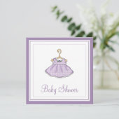 Invitation pourpre de baby shower de la robe de (Debout devant)