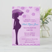 Invitation pourpre de baby shower de silhouette (Debout devant)