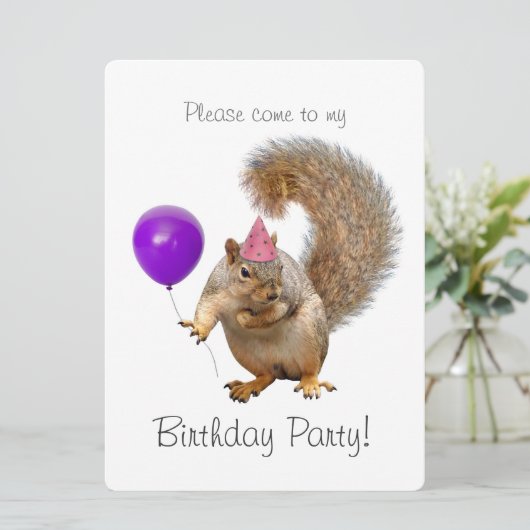 Invitation pourpre de fête d'anniversaire de (Debout devant)