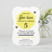 Invitation Pouvez-vous croir-abeille l'anniversaire d'abeille (Debout devant)