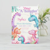 Invitation Premier anniversaire de la fille Dinosaure pourpre (Debout devant)