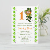 Invitation Premier anniversaire leprechaun chanceux un trèfle (Debout devant)
