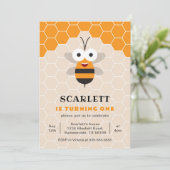 Invitation Premier anniversaire mignonne Miel Bee Honeycomb (Debout devant)