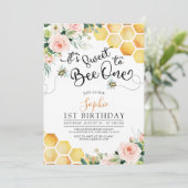 Invitation Premier Jour d'Abeille sucré à Abee Un 1er Anniver (Debout devant)