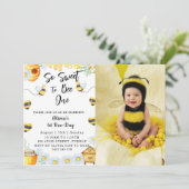 Invitation Première journée d'abeille si douce pour être une  (Debout devant)