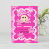 Invitation Preppy Hot rose Y2K Joyeux Visage fête Anniversair (Debout devant)