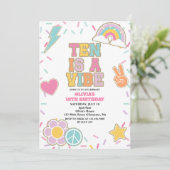Invitation Preppy Patch Ten est une Vibe 10e Anniversaire (Debout devant)