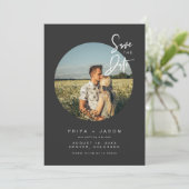 Invitation PRIYA Black Round Photo Enregistrer la date Invita (Debout devant)