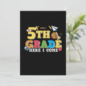 Invitation Professeur de 5e année, j'arrive en 5e ! (Debout devant)