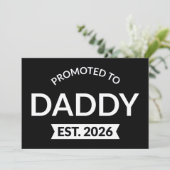 Invitation Promu À Daddy Est. 2026 II (Debout devant)
