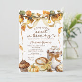 Invitation Pumpkin Latte Something Sweet Brewing Baby Shower (Debout devant)