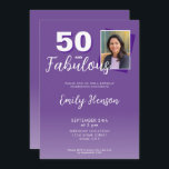 Invitation Purple 50 et Fabulous 50th Birthday Party<br><div class="desc">Purple 50 et Fabulous Surprise 50th Birthday Party Invitation. L'arrière - plan est violet vif et le texte est en blanc. C'est une grande invitation à l'anniversaire pour une fête d'anniversaire de femme.</div>