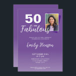 Invitation Purple 50 et Fabulous 50th Birthday Party<br><div class="desc">Purple 50 et Fabulous Surprise 50th Birthday Party Invitation. L'arrière - plan est violet vif et le texte est en blanc. C'est une grande invitation à l'anniversaire pour une fête d'anniversaire de femme.</div>