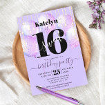 Invitation Purple Sweet 16 Birthday Girly Glam Script<br><div class="desc">"Bonne Douce 16". Faites-nous parvenir cette invitation de fête unique, simple, festive, moderne et personnalisée pour un événement à retenir. La typographie noire et la typographie grotesque, graphique et manuscrite recouvrent des ballons violets et des lampes à cordes brillantes d'or sur un arrière - plan mauve et doux. Personnalisez le...</div>