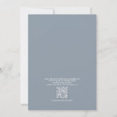 Invitation QR Code classique Dusty Blue Script Monogramme Mar (Dos)