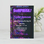 Invitation QR rsvp néon noir moderne surprise (Debout devant)