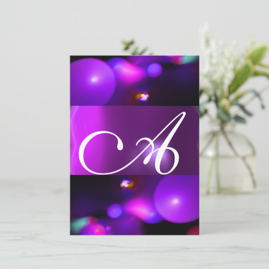 Invitation QUANTUM BUBBLE MONOGRAM  violet rsvp (Debout devant)