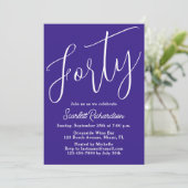 Invitation Quarante Script moderne violet 40e fête d'annivers (Debout devant)