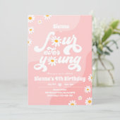 Invitation Quatre Ever Young 4e anniversaire fête Boho Daisy (Debout devant)